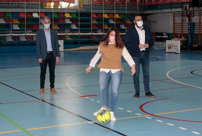 Bárbara García Torijano visita Azuqueca de Henares donde, desde el viernes y hasta el domingo 20 de noviembre, se está celebrando la vigesimoquinta edición del Campeonato Regional de Fútbol Sala 