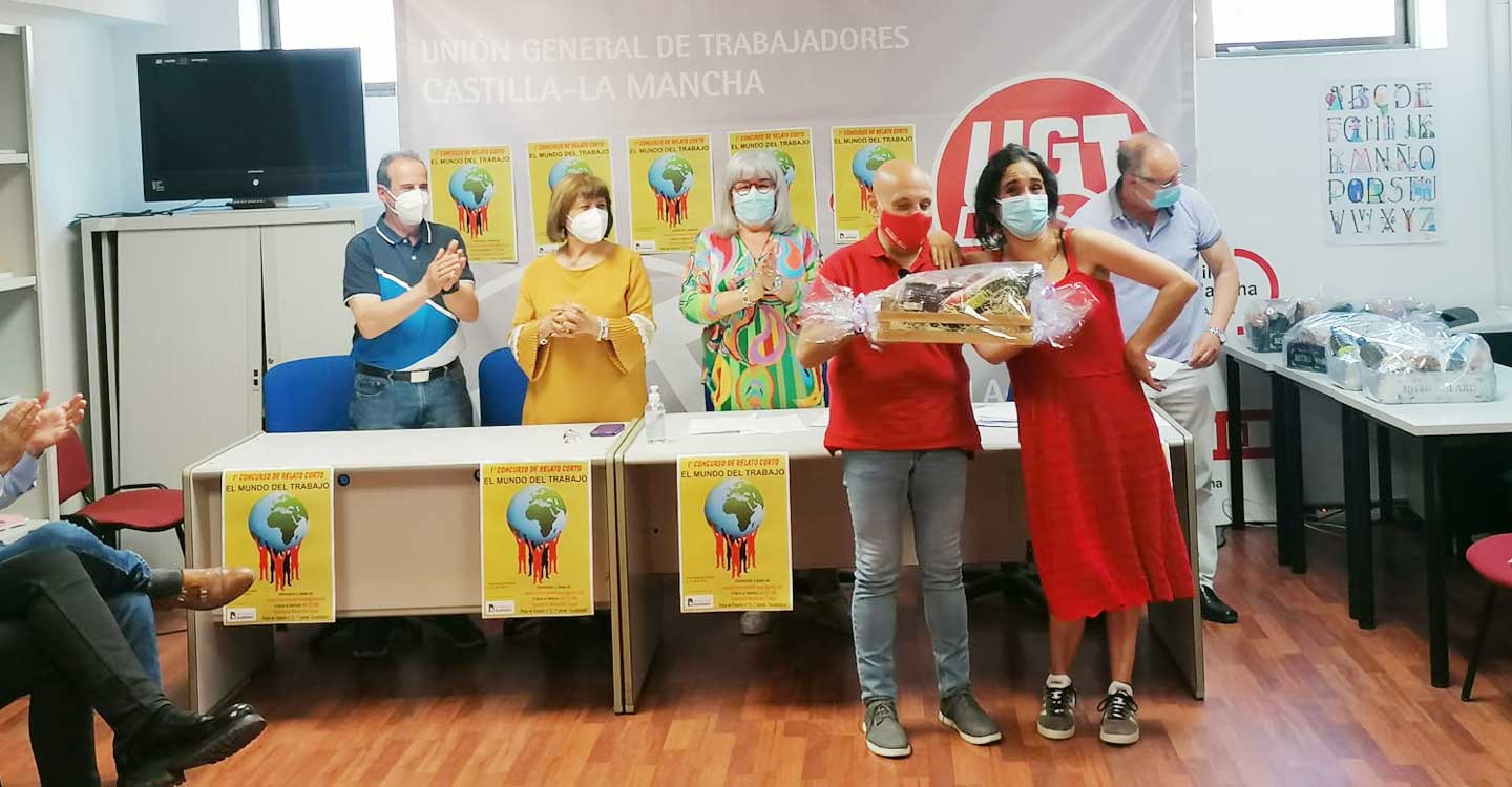 La asociación Mundo laboral integrada por miembros de la Unión de Jubilados y Pensionistas de UGT en Guadalajara hace entrega de los premios de relato corto El Mundo del Trabajo