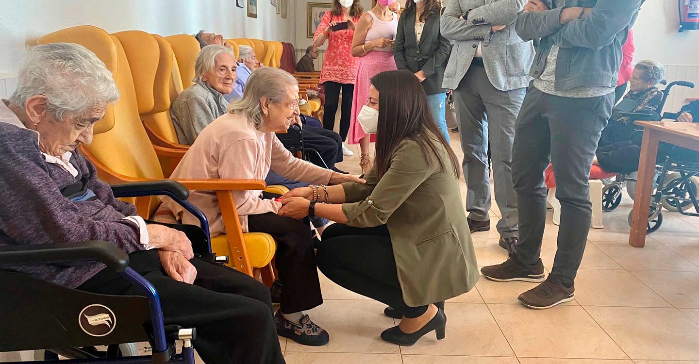 Bárbara García Torijano visita la Residencia de Mayores 'El Palazuelo' de Alcocer