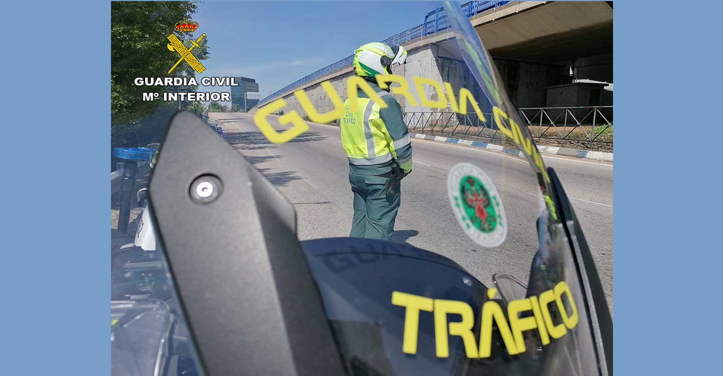 La Guardia Civil de Guadalajara investiga al conductor de un camión que conducía con documentación falsificada 