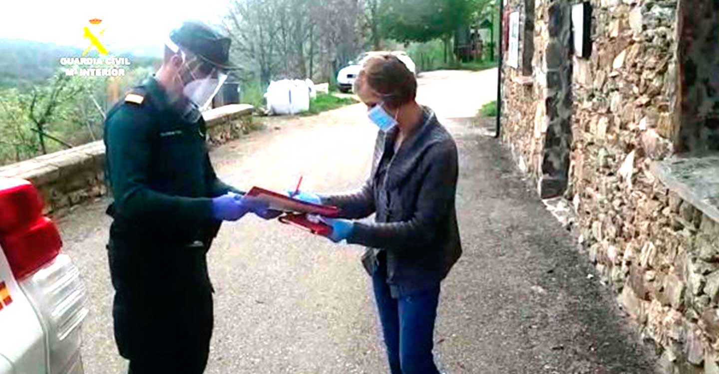 La Guardia Civil de Guadalajara distribuye material informático a alumnos domiciliados en núcleos rurales de la Sierra Norte de Guadalajara