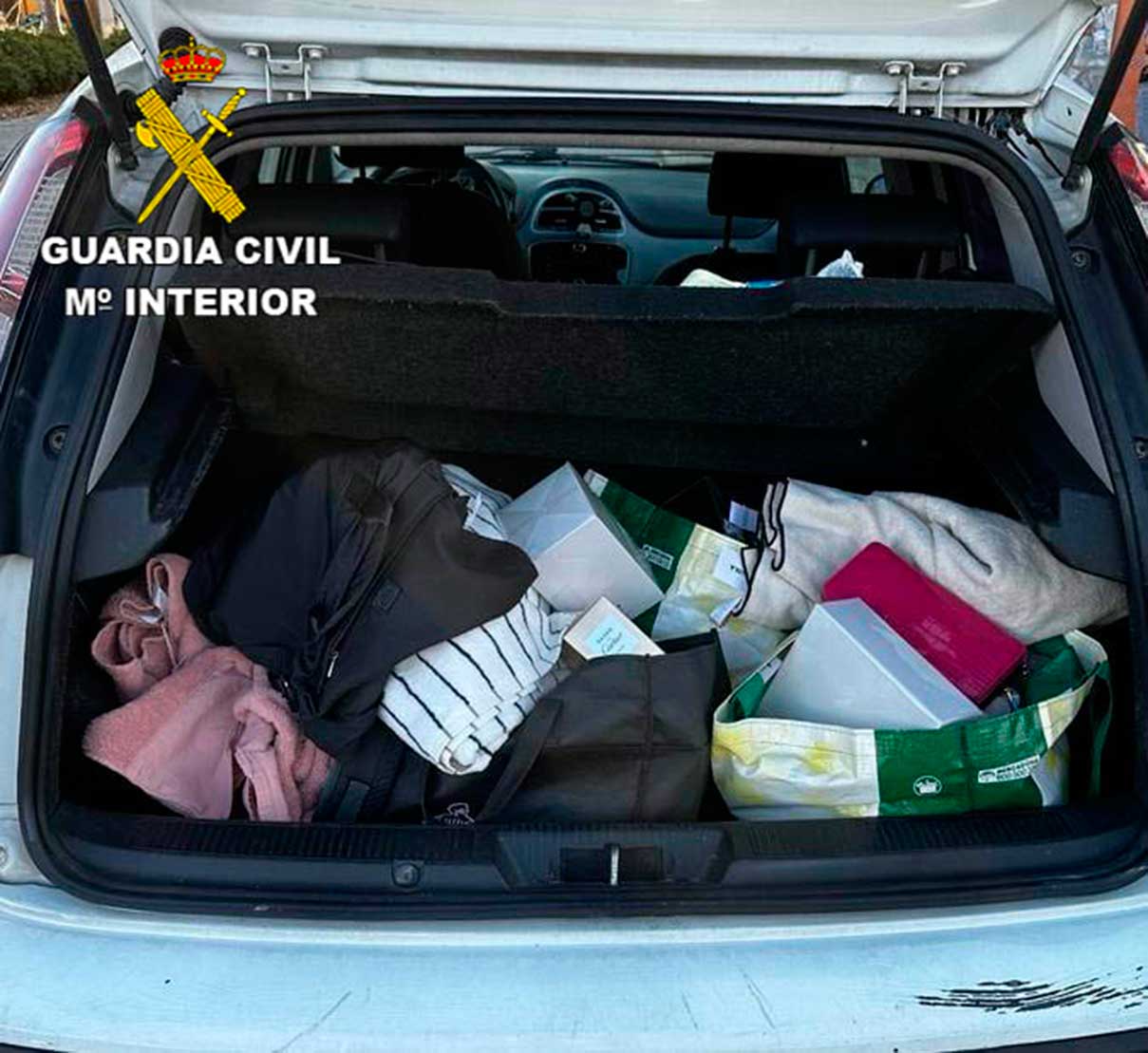 La Guardia Civil ha detenido a tres personas por un delito de hurto cuando circulaban por la A-2