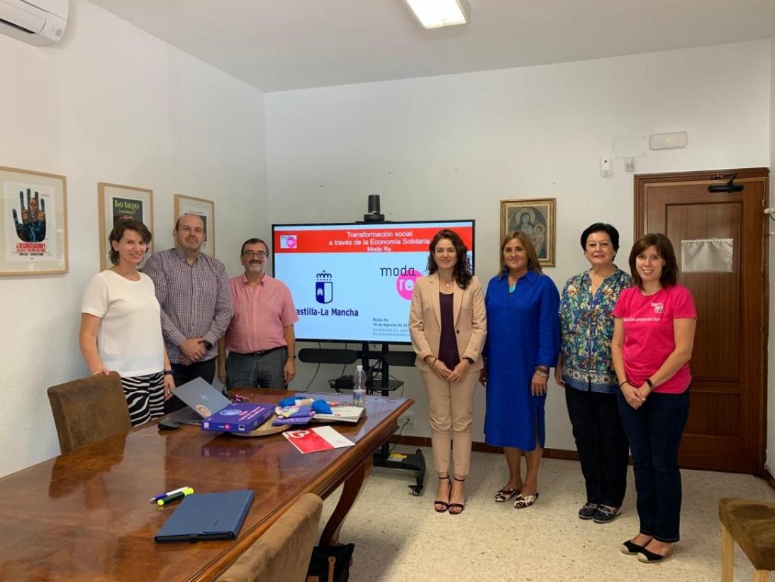 Nuria Chust visita la empresa de inserción Reciclamoda