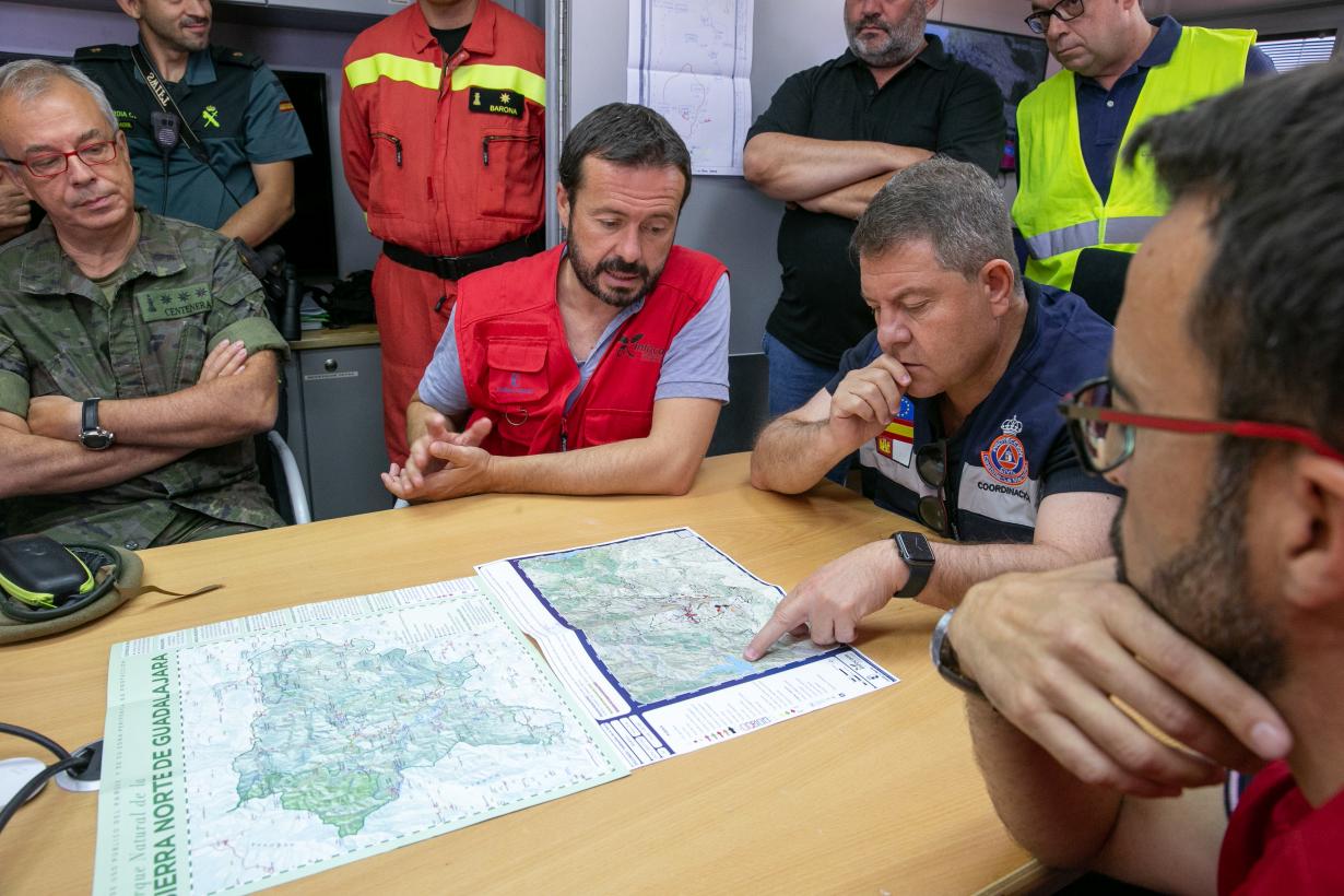 Las tareas de extinción del incendio de Valdepeñas de la Sierra se centran en el frente norte, el más complicado por su orografía 