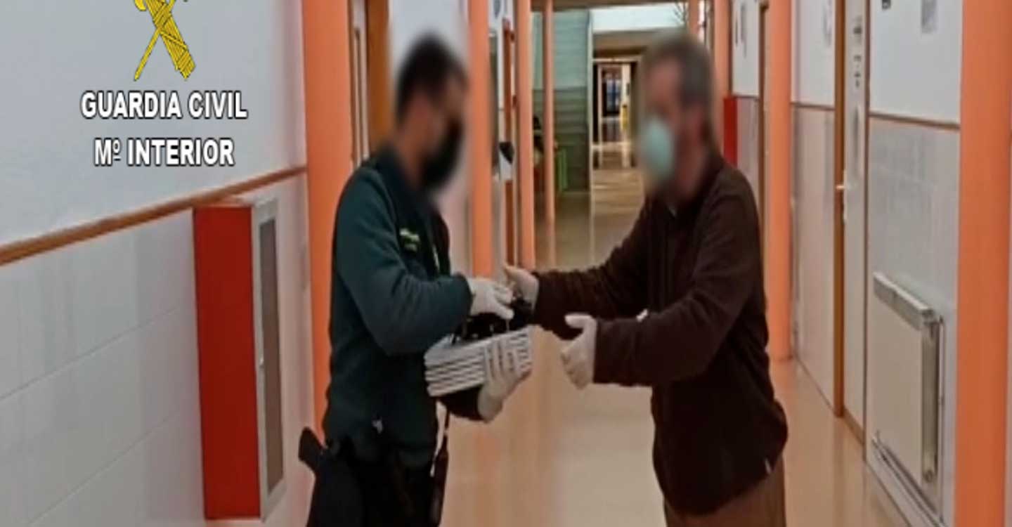 La Guardia Civil distribuye material informático a alumnos del instituto de Yunquera de Henares para que puedan seguir las clases desde sus domicilios