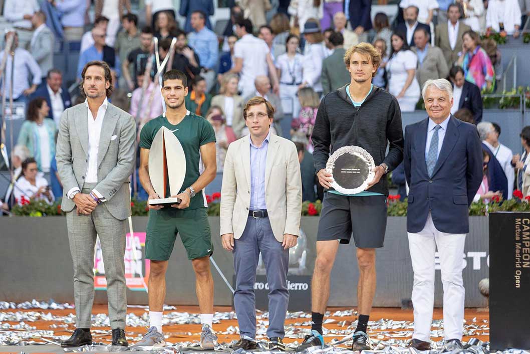 Almeida entrega el trofeo del Mutua Madrid Open a Carlos Alcaraz