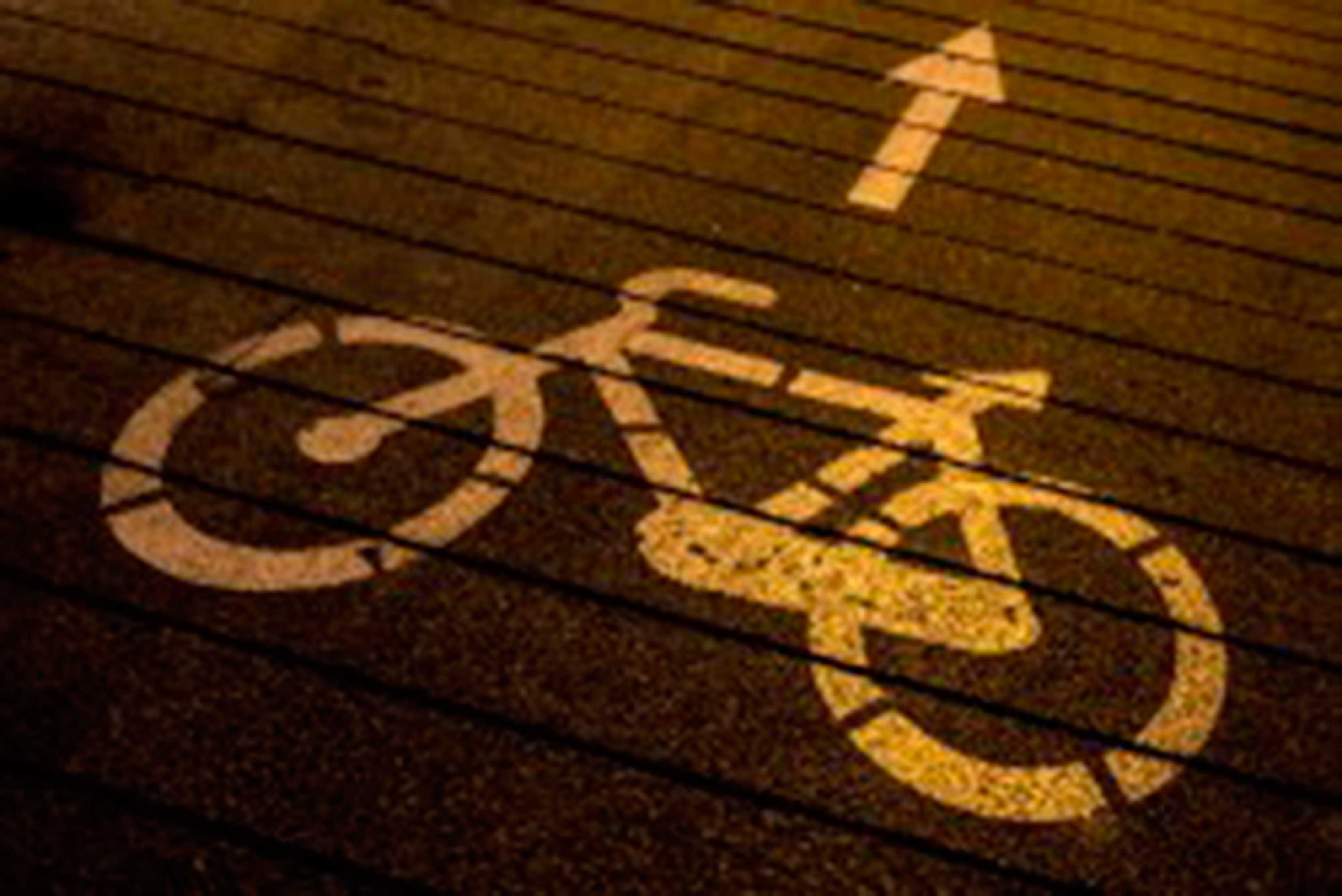 Adif promueve la integración del ferrocarril y la bicicleta en sus estaciones con la instalación de aparcamientos seguros 