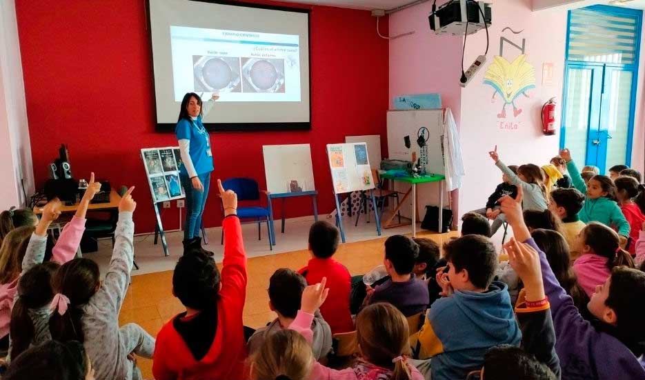 ASEICA lleva el rostro femenino de la investigación en cáncer a las aulas españolas 