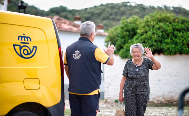 Correos y Banco Santander lanzan el servicio para pedir efectivo a través de los carteros y carteras rurales