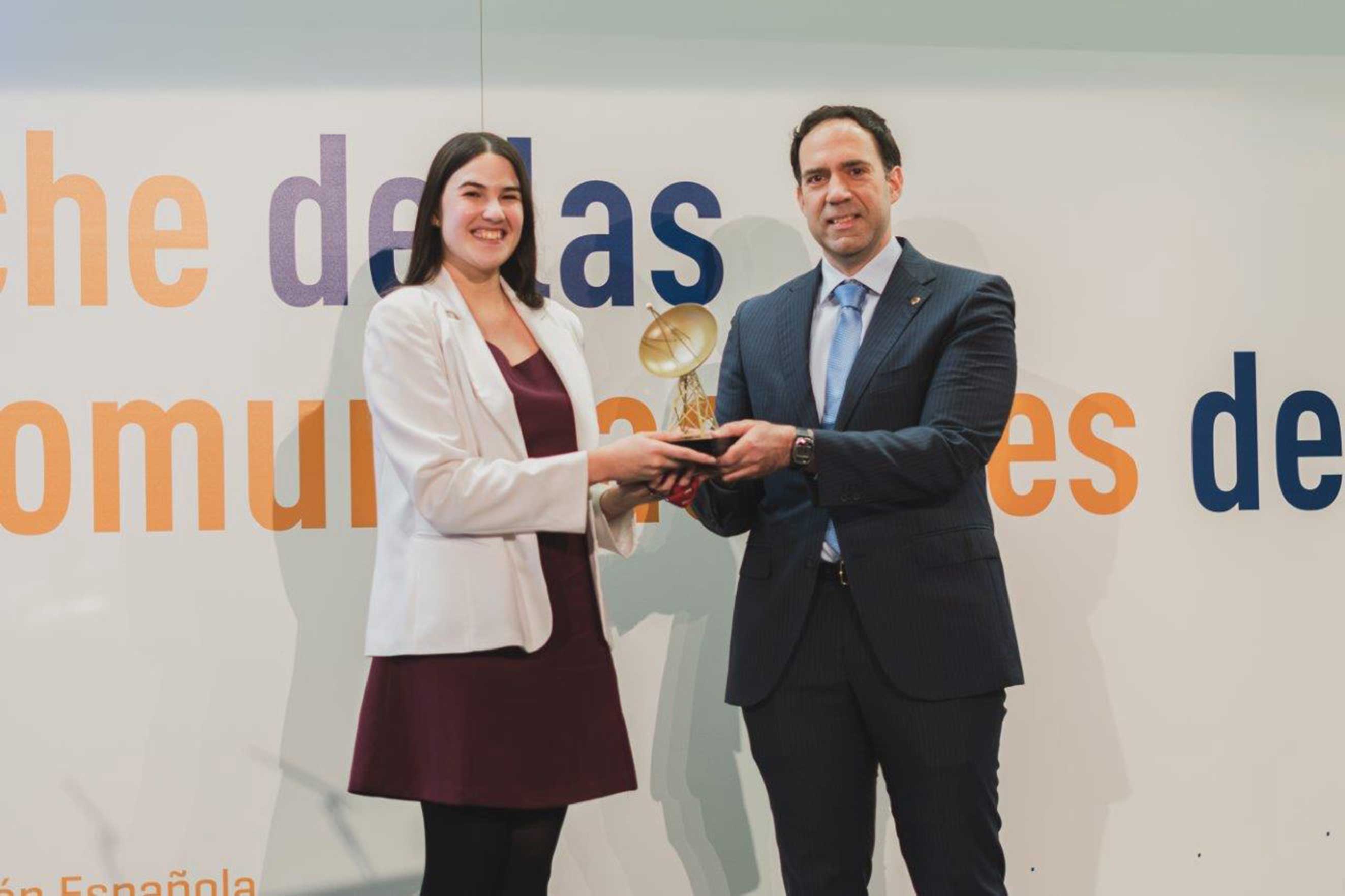 La joven ingeniera de telecomunicación Cristina Márquez, recibe el Premio a la innovación de AEIT Madrid