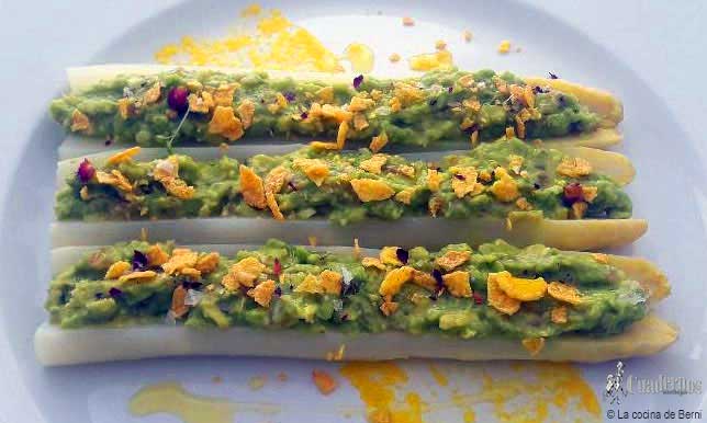 Espárragos blancos naturales rellenos de guacamole y cereales