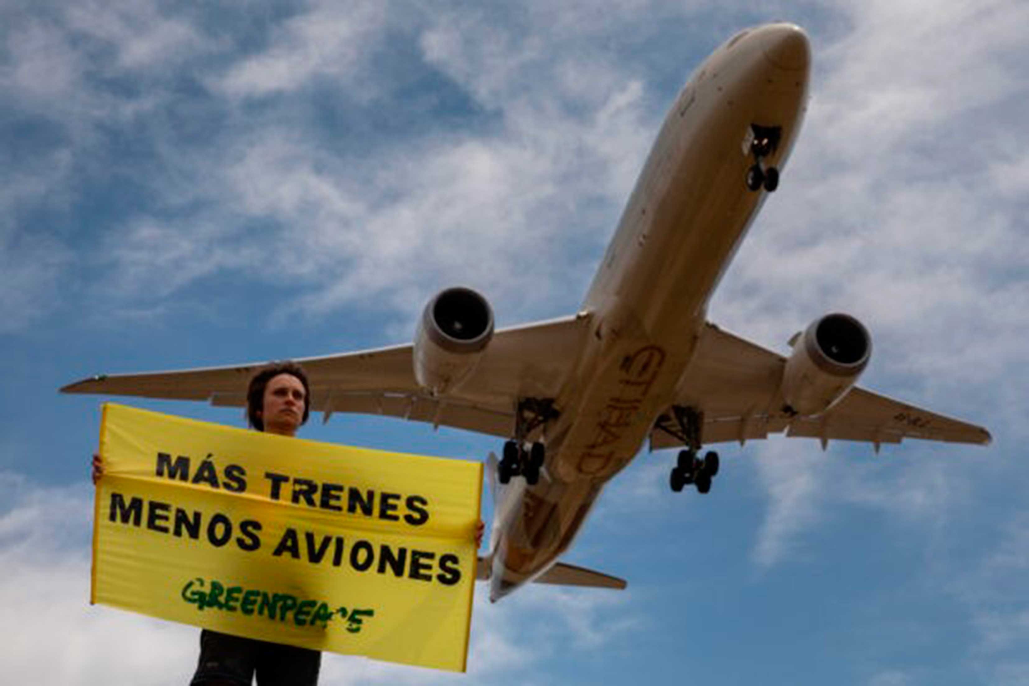 Greenpeace denuncia "chanchullos" en las subvenciones encubiertas a vuelos no rentables en plena emergencia climática