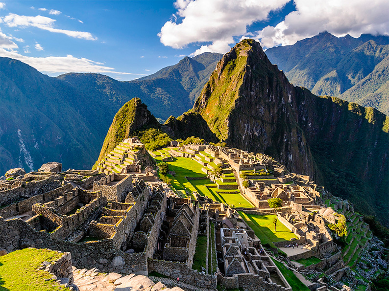 Perú reabre Machupicchu y reanuda operaciones aéreas y férreas