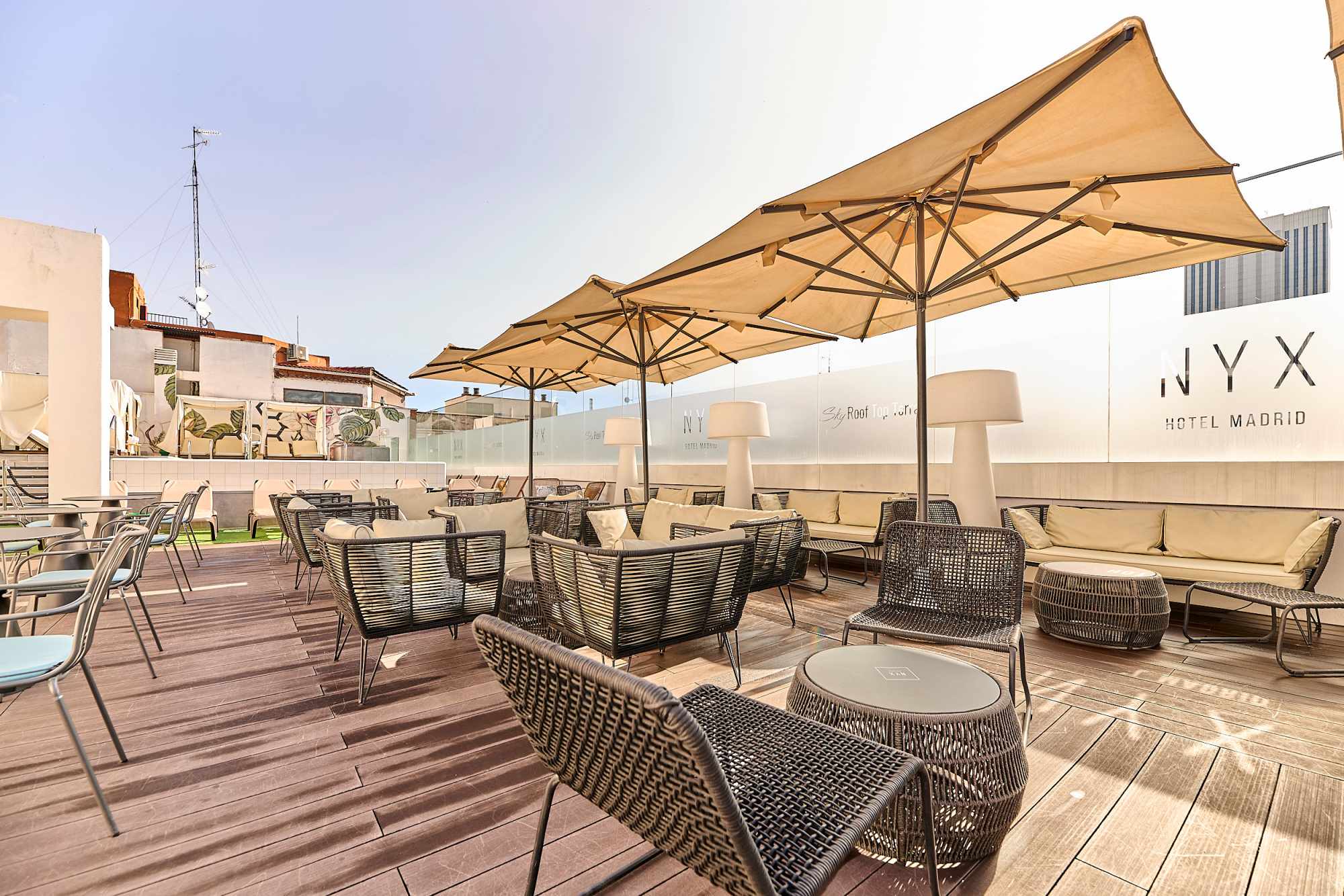La Rooftop Terrace de NYX Madrid inaugura temporada con espacio y carta renovados 
