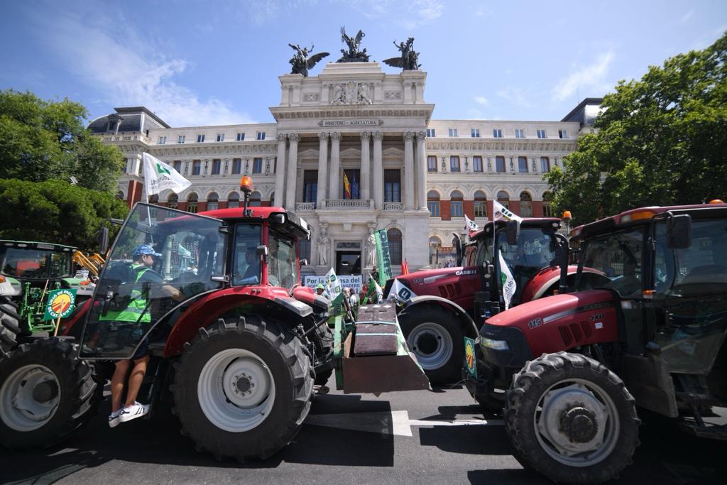 Unión de Uniones convoca una tractorada ante el Ministerio de Agricultura el 21 de febrero para reclamar soluciones a la crítica situación del sector