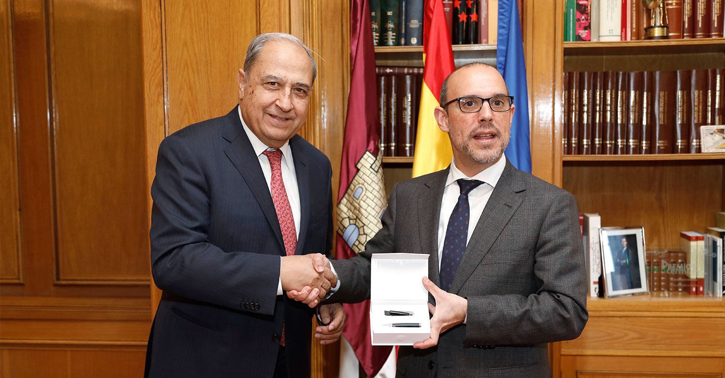 El presidente del Consejo Consultivo entrega la Memoria Anual al presidente de las Cortes regionales