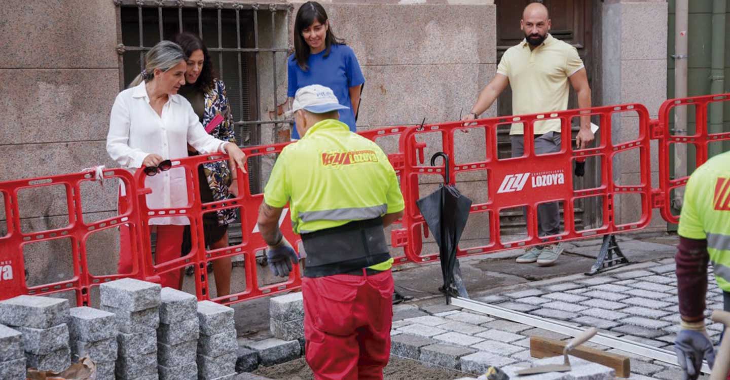 La alcaldesa avanza que Reyes Católicos reabre el próximo día 27 y destaca la inversión para mejorar el pavimento del Casco Histórico