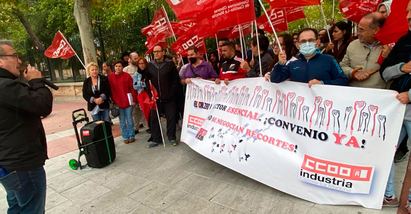 Las/os trabajadoras/es del Calzado se concentran en Fuensalida para exigir un convenio colectivo digno 