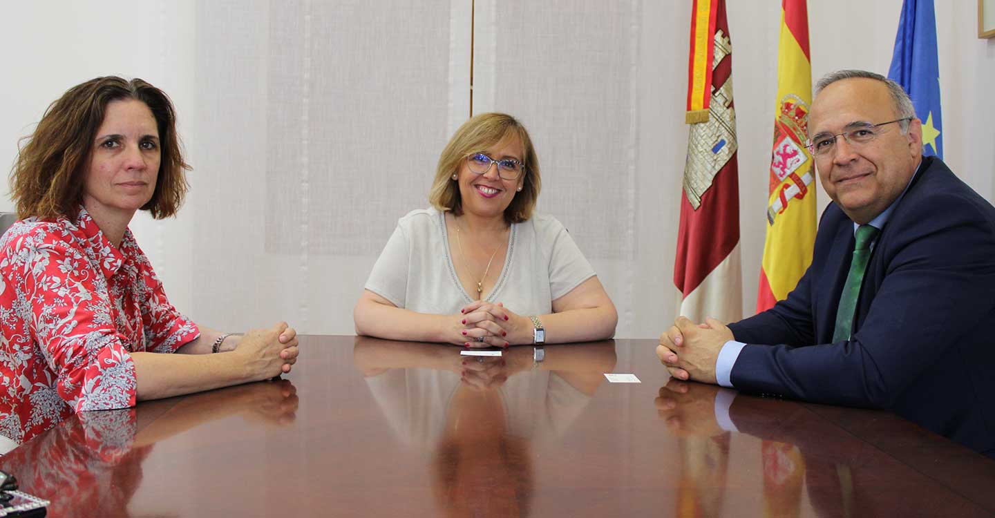 La delegada de la Junta de Comunidades da la bienvenida al nuevo director del Complejo Petroquímico de Repsol en Puertollano