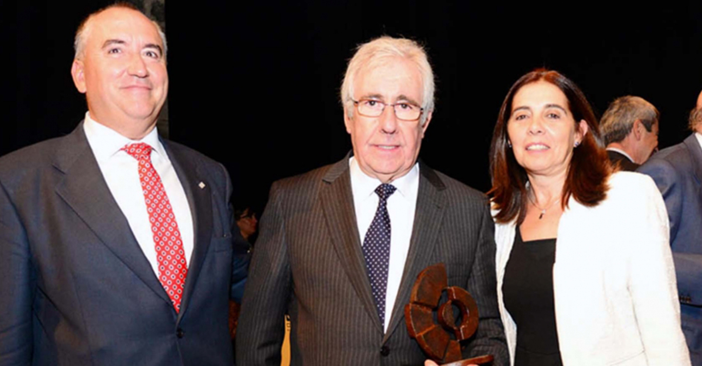  Beatriz Fernández transmitió las felicitaciones de la Diputación a José Macía por el premio empresarial de Cecam 