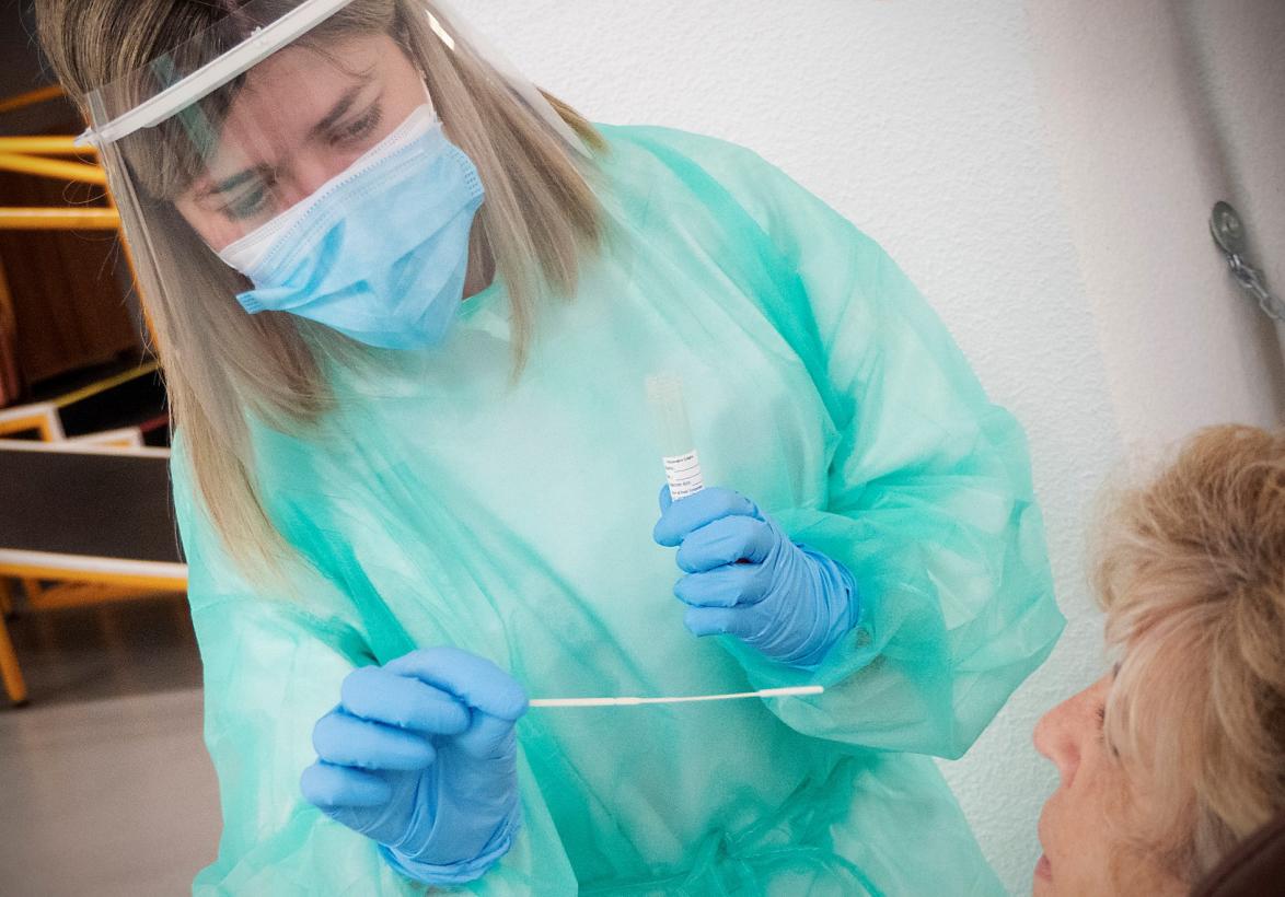 El Gobierno de Castilla-La Mancha, a través de la Dirección General de Salud Pública, ha confirmado 715 nuevos casos por infección de coronavirus en las últimas 24 horas