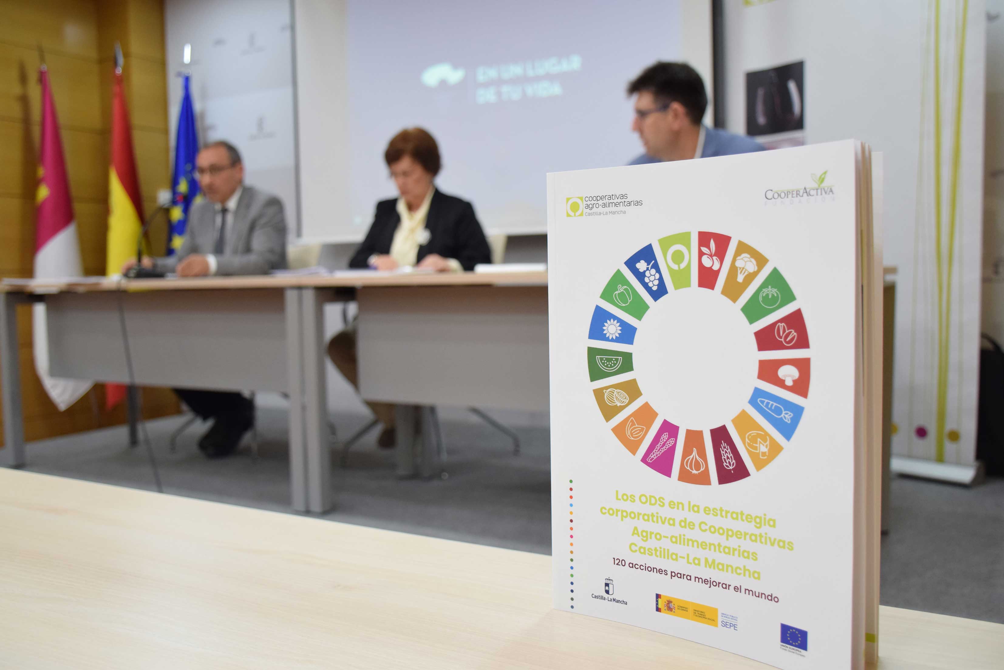 Cooperativas Agro-alimentarias de Castilla-La Mancha presenta el libro '120 acciones para mejorar el mundo' 