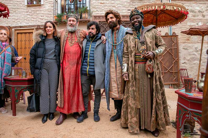 Ana Isabel Fernández visita el rodaje de "Reyes contra Santa" en la plaza de Alfonso VI de Toledo