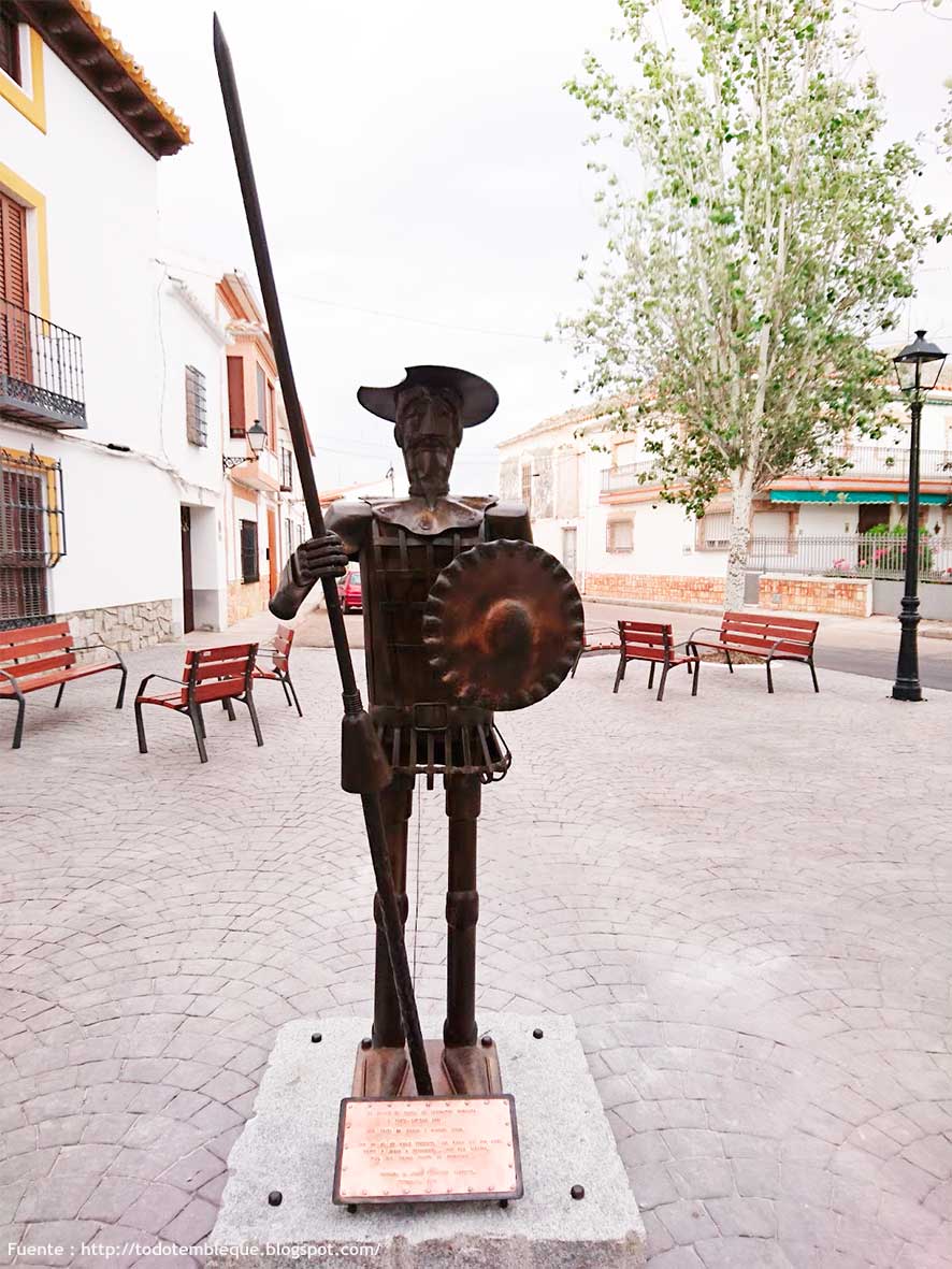 Estatua de Cervantes en la Plaza del Piojo