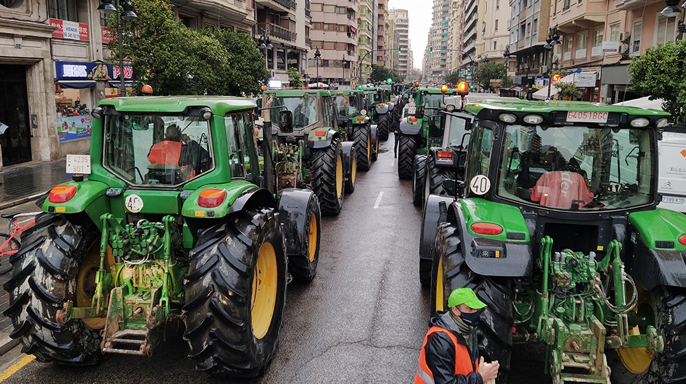 El clamor de los agricultores y ganaderos castellano-manchegos retumbará este jueves en el puerto de Valencia