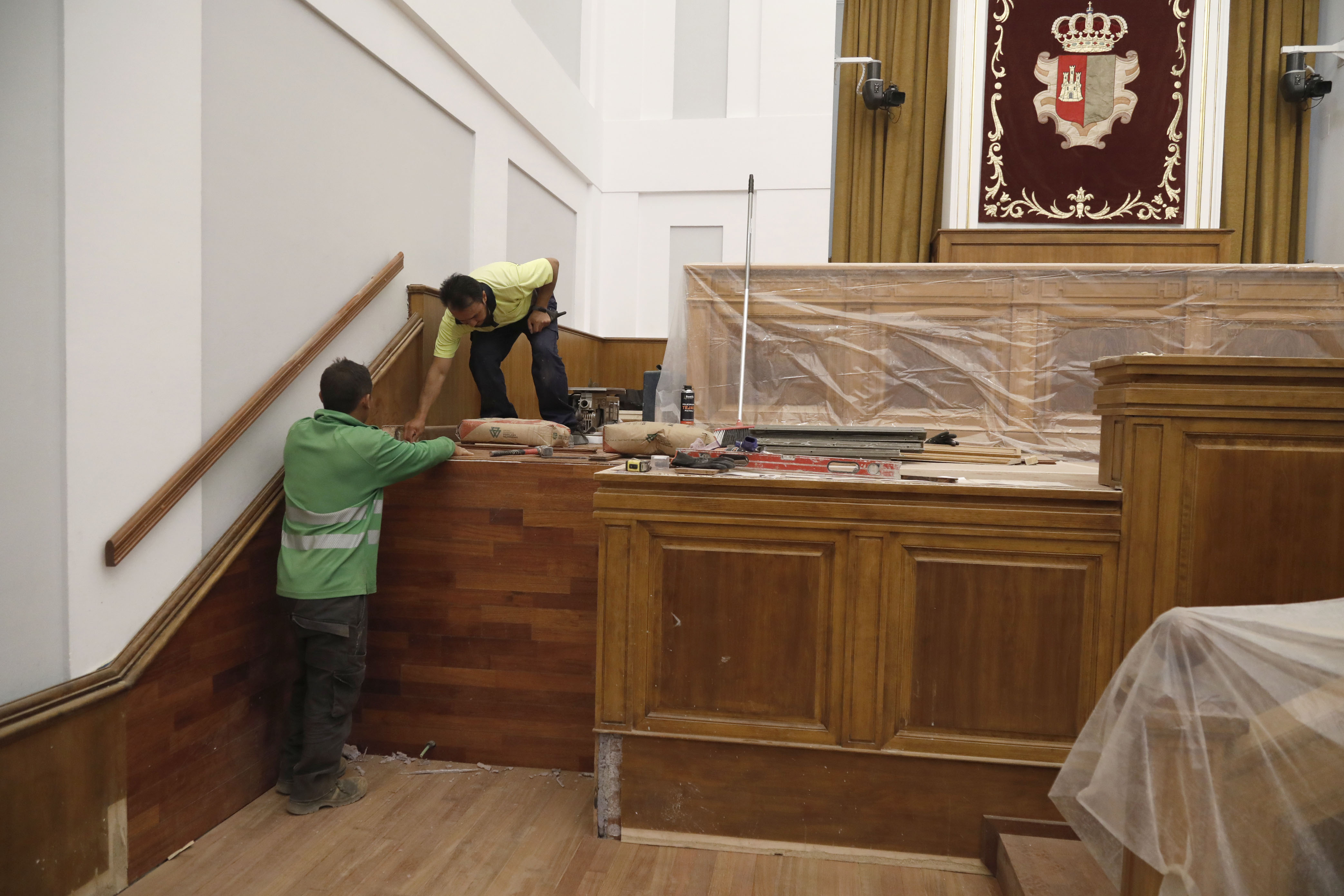 El Plan de Accesibilidad avanza en el Salón de Plenos de las Cortes de CLM con la instalación de una plataforma para subir a la Mesa y bucle magnético para personas con problemas auditivos 