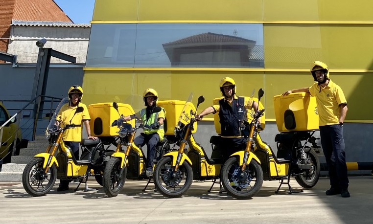 Correos incorpora cinco motos eléctricas ciberseguras a su flota de reparto en Toledo