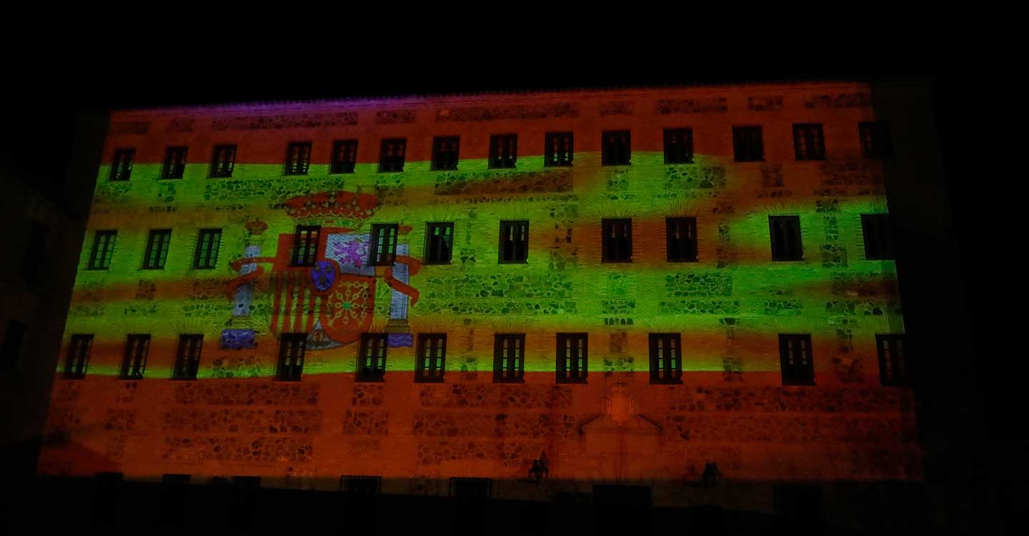 Las Cortes de Castilla-La Mancha celebran el Día de la Constitución con una proyección de la bandera española sobre su fachada principal