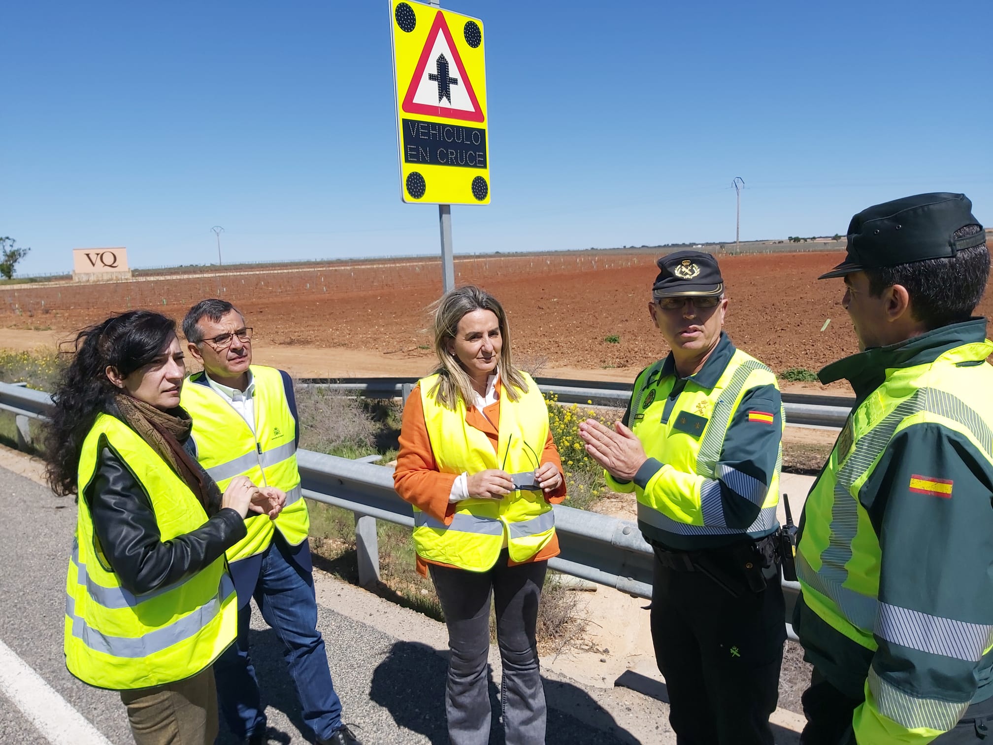 Milagros Tolón comprueba la eficacia del primer “cruce inteligente” instalado en una carretera del Estado en la provincia de Toledo