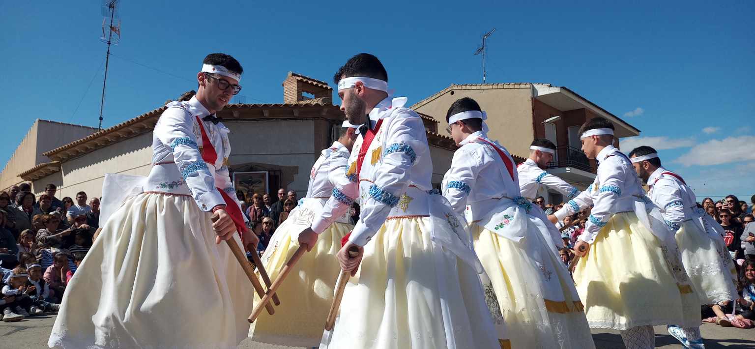 Los Danzantes del Santísimo Cristo de la Viga han ofrecido la danza esta mañana en la ermita de la Virgen