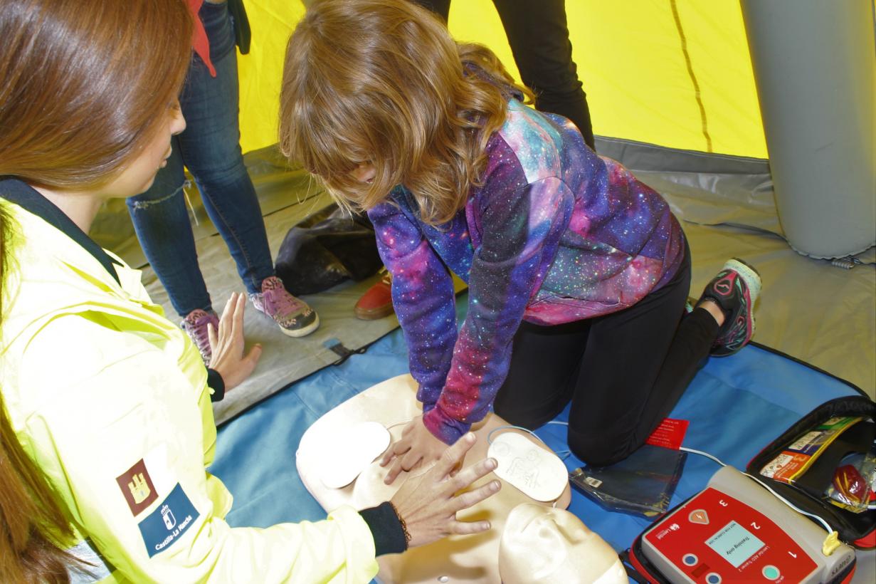 Profesionales de Urgencias y Emergencias celebran el Día Internacional de la Reanimación Cardiopulmonar realizando talleres prácticos a la población