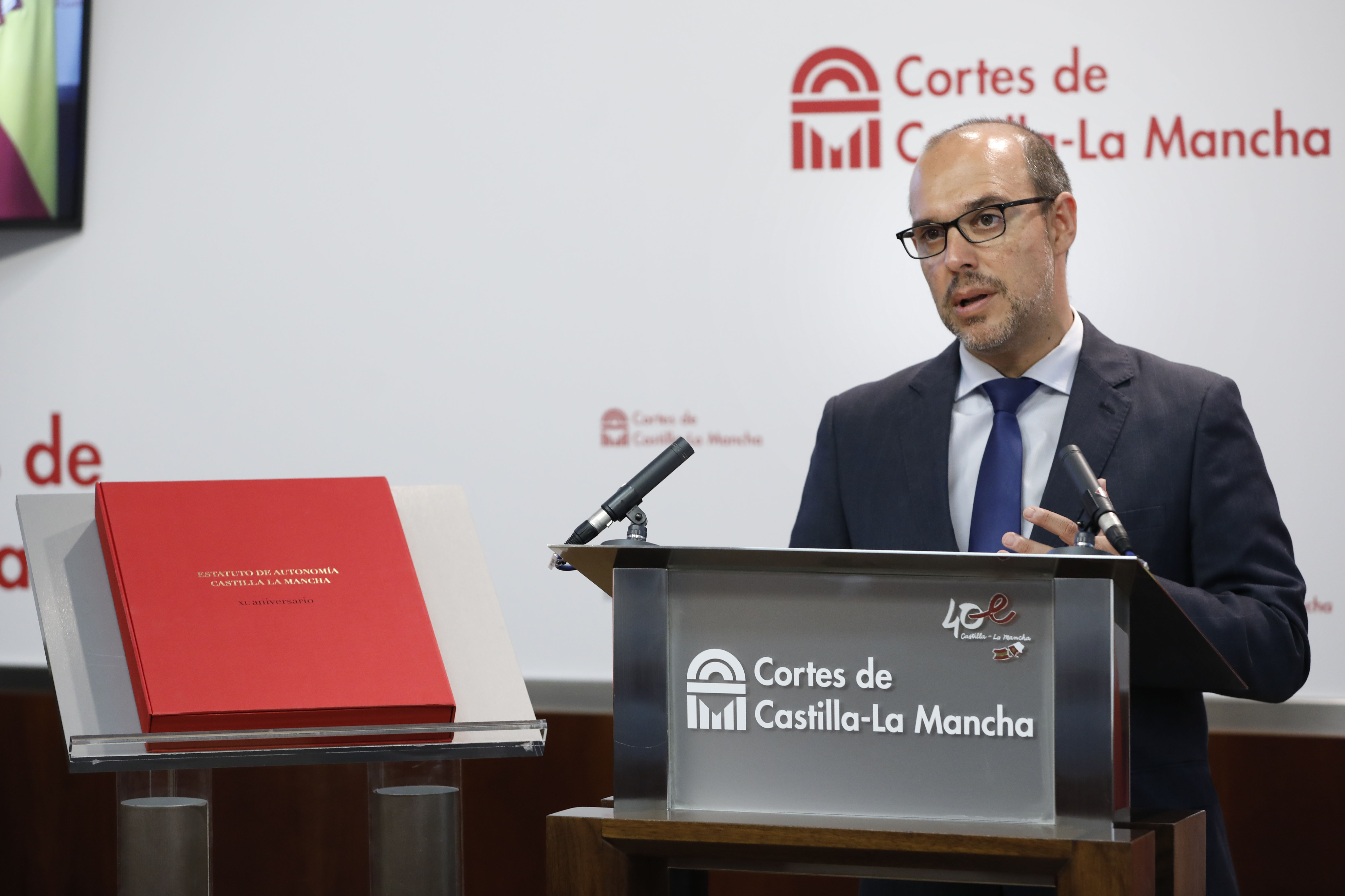 Las Cortes de Castilla-La Mancha editan doce ejemplares conmemorativos del Estatuto, en un “homenaje profundamente simbólico” por su 40 aniversario 