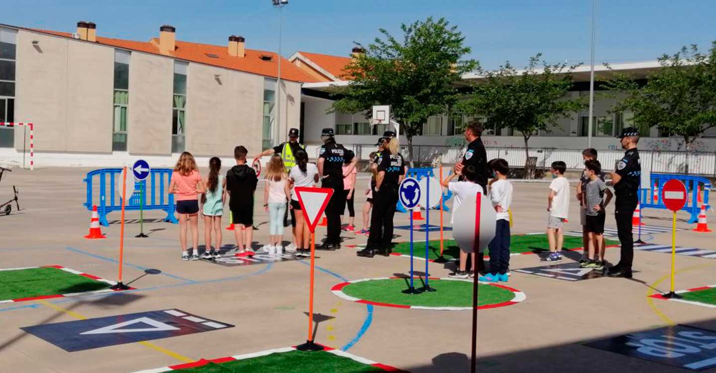 Efectivos de la Policía Local reciben formación para poder llevar la educación vial a los colegios de la Comunidad Autónoma