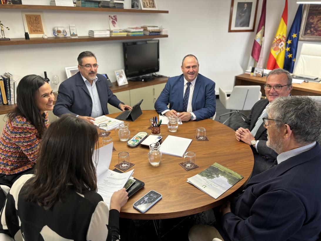 El Gobierno de Castilla-La Mancha mantiene un encuentro con la Real Unión de Criadores de Toros de Lidia para analizar la situación del sector