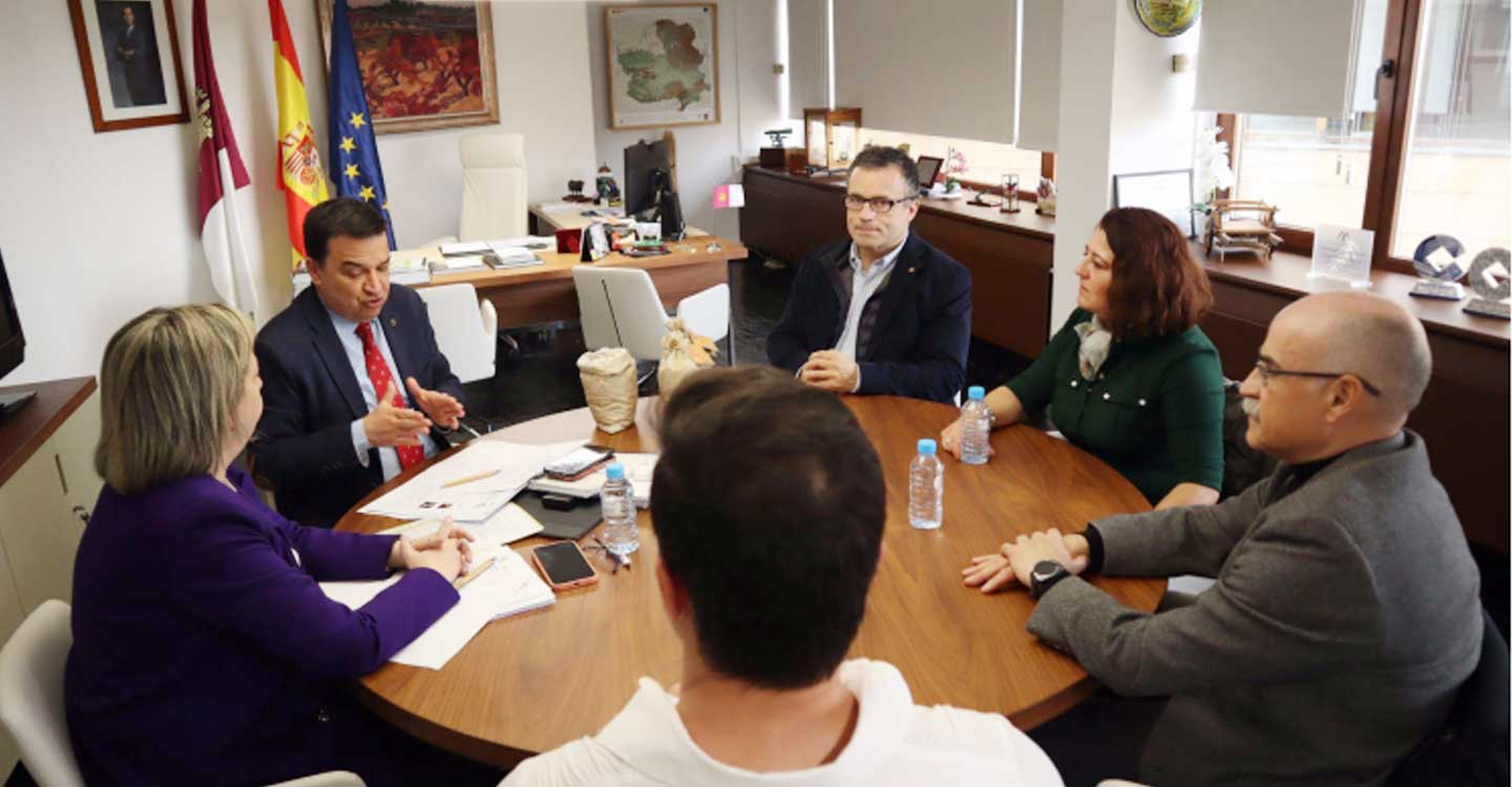 FEDAPISTACHO CLM expone a la Consejería de Agricultura sus proyectos encaminados al apoyo del productor, tanto en el cultivo como en el fruto