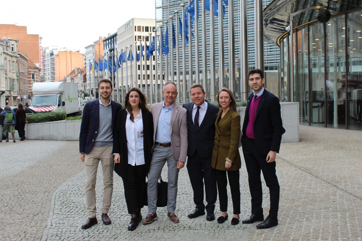 García-Page presenta al comisario europeo de agricultura el PDR de la región que “blinda la financiación para el campo y la ganadería” 