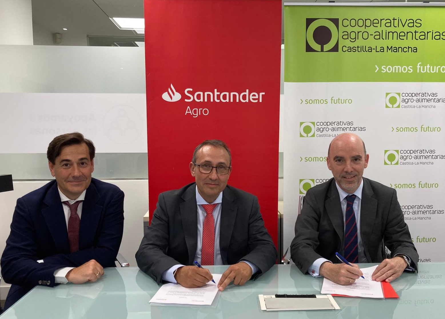 Cooperativas Agro-alimentarias y Banco Santander renuevan su convenio de colaboración para seguir impulsando la competitividad de las cooperativas de Castilla-La Mancha