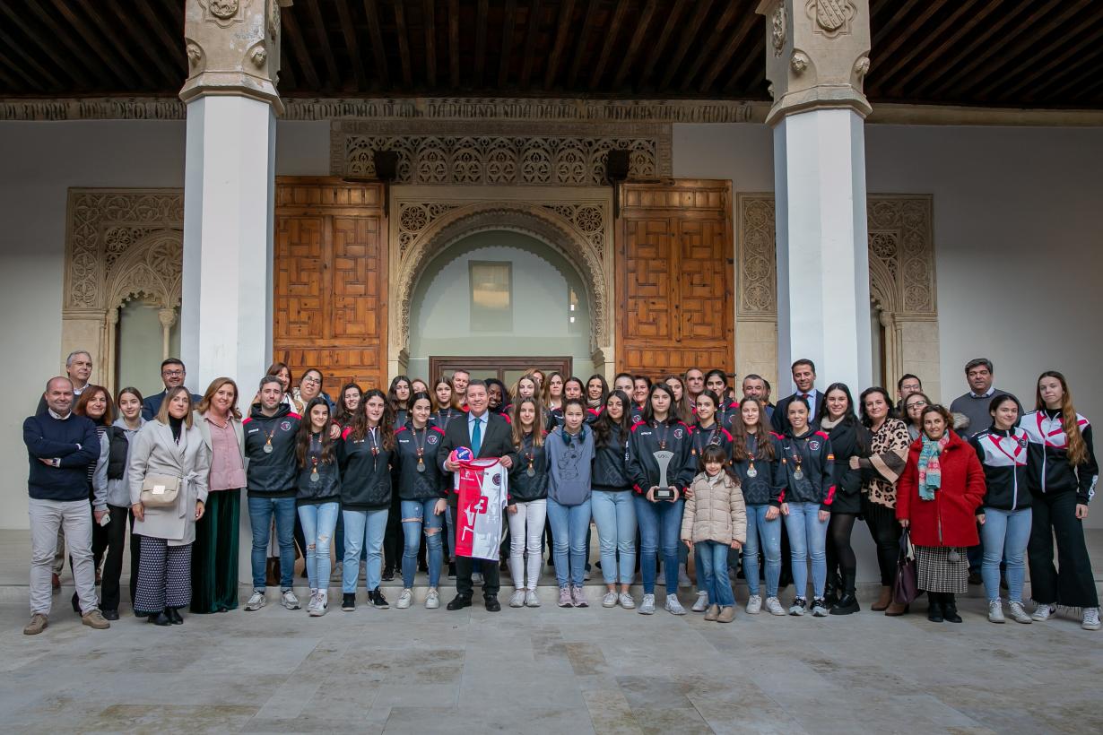 Emiliano García-Page, ha recibido a las integrantes de la selección infantil femenina de balonmano de Castilla-La Mancha, que se proclamaron subcampeonas de España