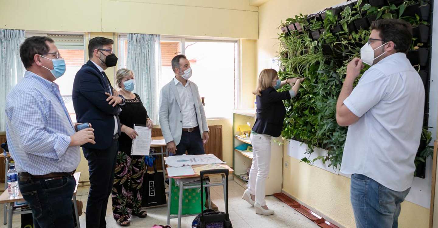 El Gobierno de Castilla-La Mancha entrega el premio ‘Supercirculares 2021’ al Colegio Público ‘Gregorio Marañón’ de Toledo con su trabajo ‘Jardin vertical en el aula’