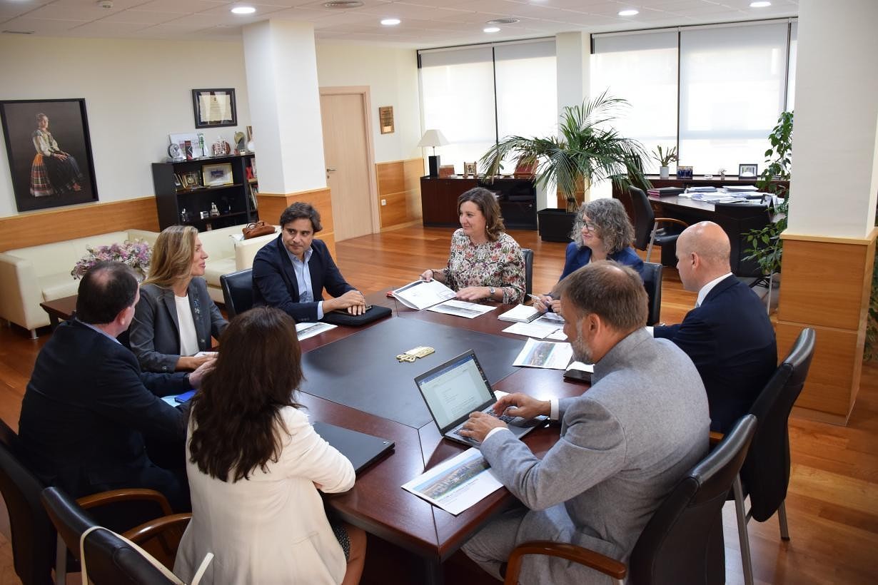 El Gobierno de Castilla-La Mancha traslada a Holcim su compromiso en el apoyo a la inversión en sostenibilidad en sus plantas en la región 