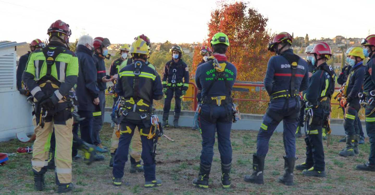 Integrantes de los parques de bomberos de toda la Comunidad Autónoma se forman para intervenir en situaciones de tentativa de suicidio