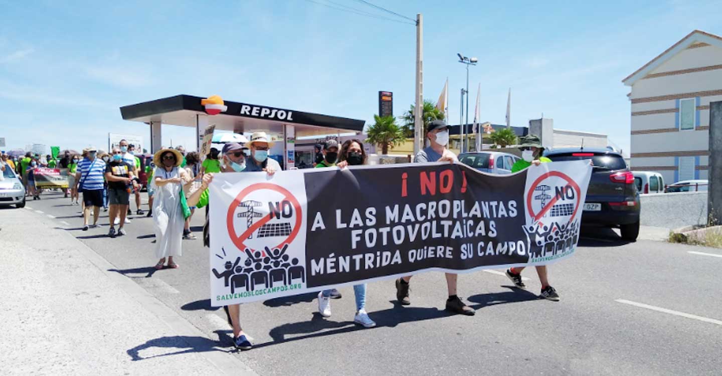 IU avisa de los peligros de la instalación de placas solares sin control por parte de la administración regional