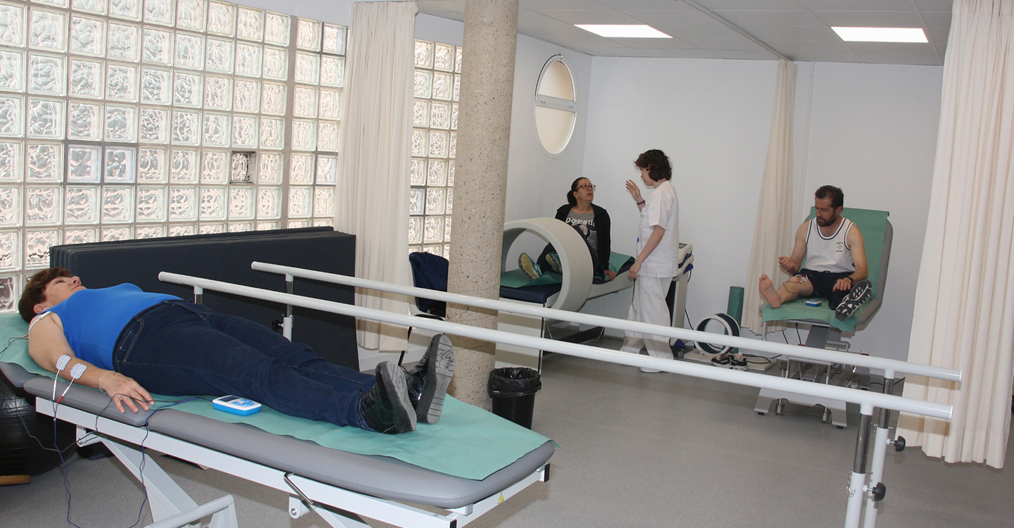 La sala de fisioterapia del Centro de Salud de Villafranca de los Caballeros empieza a prestar asistencia a los primeros pacientes   