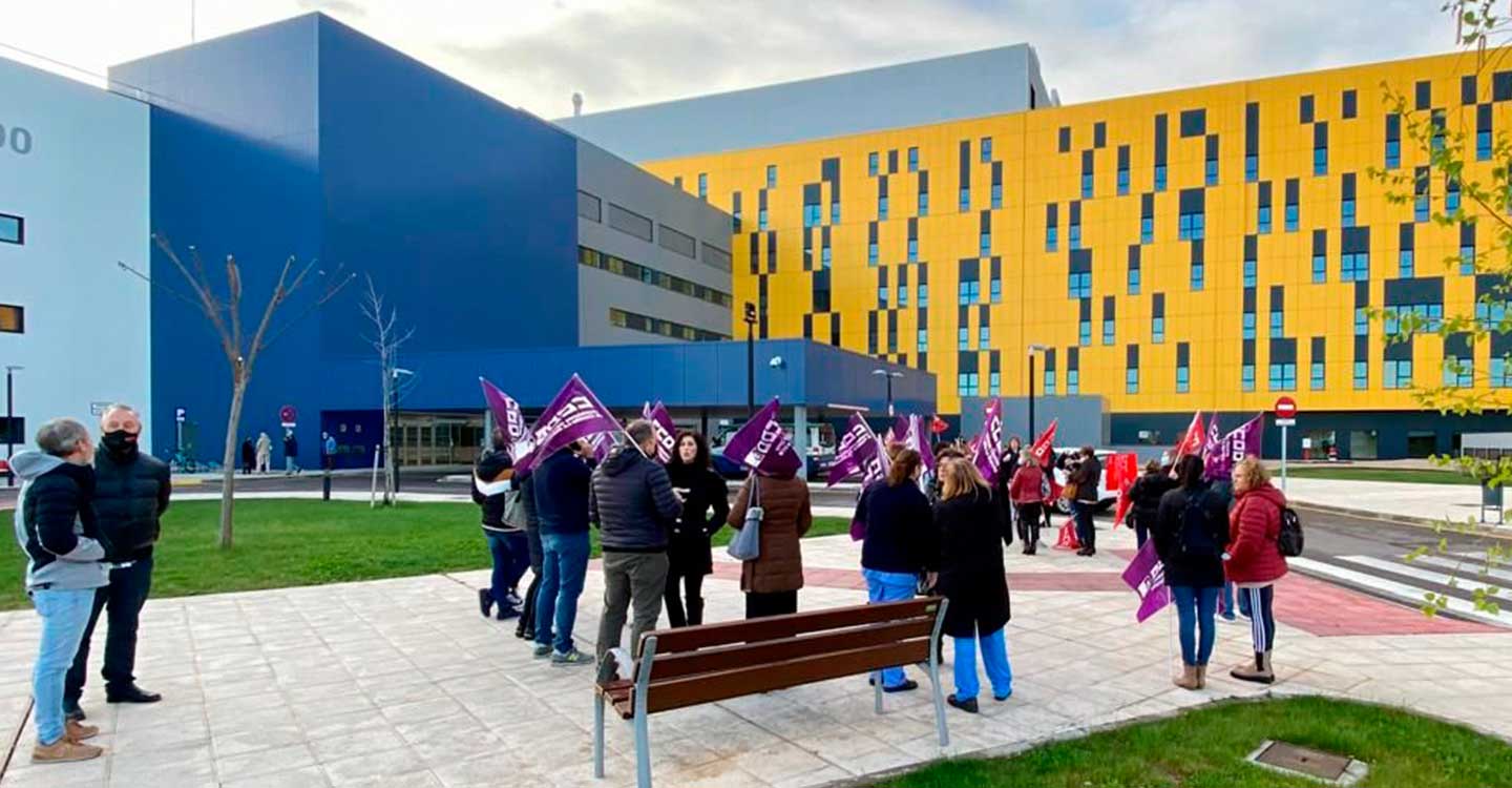 Las limpiadoras del Nuevo Hospital de Toledo se echan a la calle denunciar el maltrato laboral que sufren a diario 