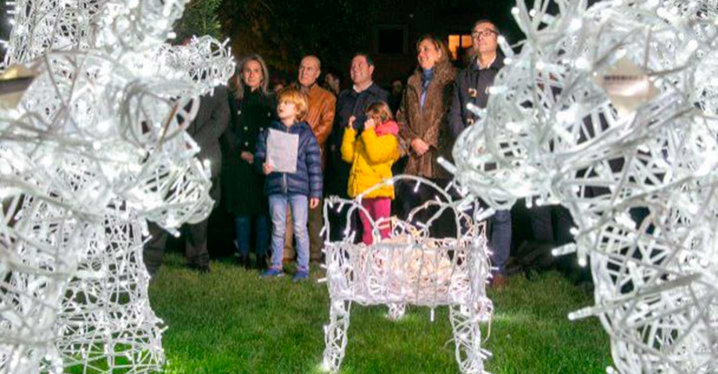 Los jardines del Taller del Moro, en el Palacio de Fuensalida, lucen por primera vez con iluminación navideña