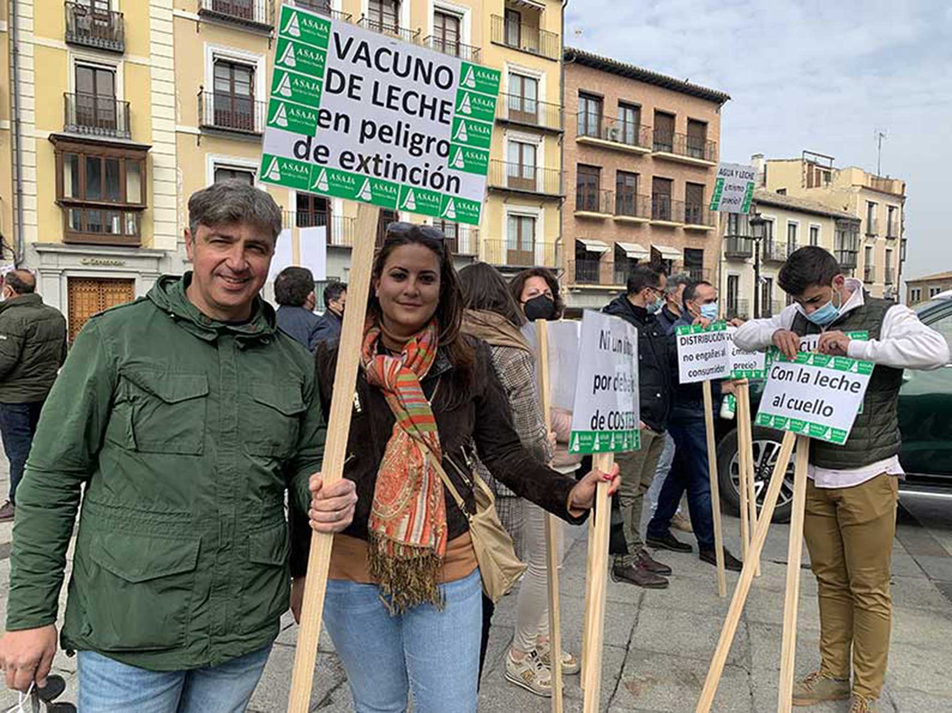 Más de un centenar de ganaderos de vacuno lácteo se concentran en Toledo